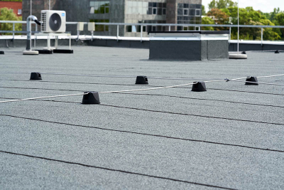 Polyiso insulation and high-density cover board beneath a TPO roof membrane